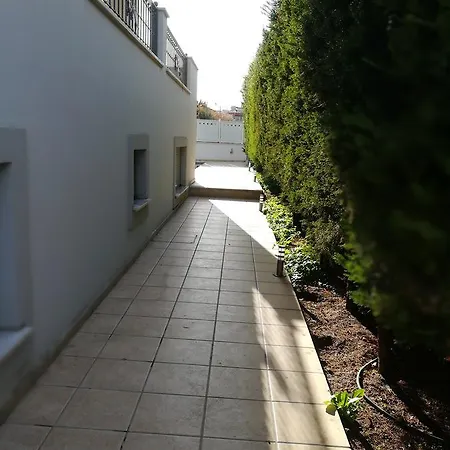 D'irene-near Athens Airport , 200 Meters From The Davis Appartement *
