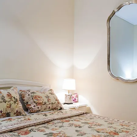 D'irene-near Athens Airport , 200 Meters From The Davis *